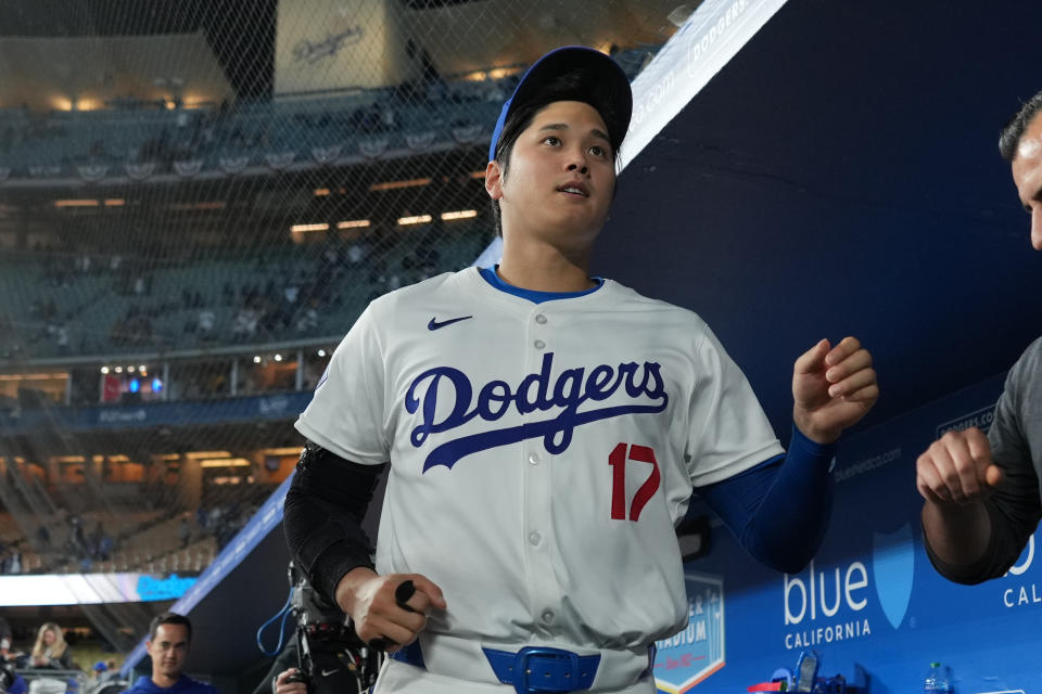 LOS ANGELES, CA - 03 THÁNG 4: Cầu thủ tấn công được chỉ định của Los Angeles Dodgers Shohei Ohtani (17) chạy qua đường đào sau trận đấu giữa San Francisco Giants và Los Angeles Dodgers vào Thứ Tư, ngày 3 tháng 4 năm 2024 tại Sân vận động Dodger, Los Angeles, California. (Ảnh của Peter Gonnelett/Ikon Sportswire qua Getty Images)