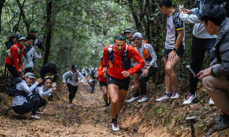 Bù nước trong trail running: trong khi chạy