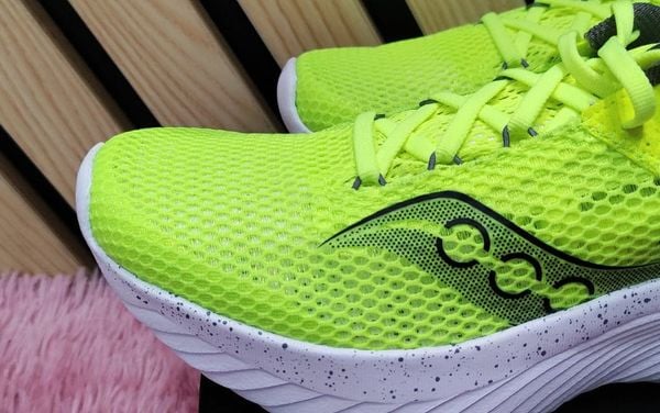 Phần mũi giày chạy bộ Saucony Kinvara 14 cực kì thoáng và mát mẻ