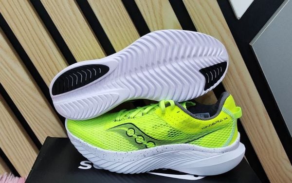 Giày chạy bộ Saucony Kinvara 14 có phần đế êm nhẹ, đàn hồi tốt giúp bạn chạy nhanh hơn