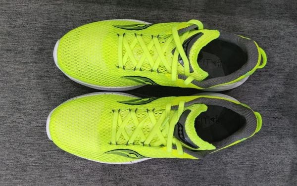 Giày chạy bộ Saucony Kinvara 14 mang lại cảm giác êm ái, linh hoạt và rất dễ chịu