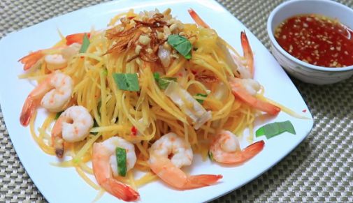 Gỏi đu đủ Thái Lan có tên là Som Tam hoặc Som Tum, phiên âm tiếng Việt là xổm tam (ส้มตำ hoặc ส้มตำ), tên trong tiếng Isan là Tam Bak Hung (ตำบักหุ่ง- Tam Bàk Hùŋ). Món gỏi đu đủ Thái được Google tôn vinh trên trang chính ngày 14/12/2021.