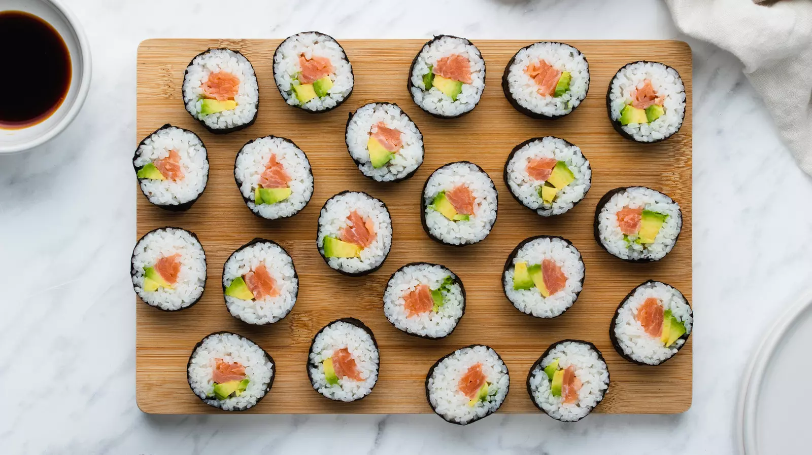 Sushi cá hồi chuẩn vị Nhật