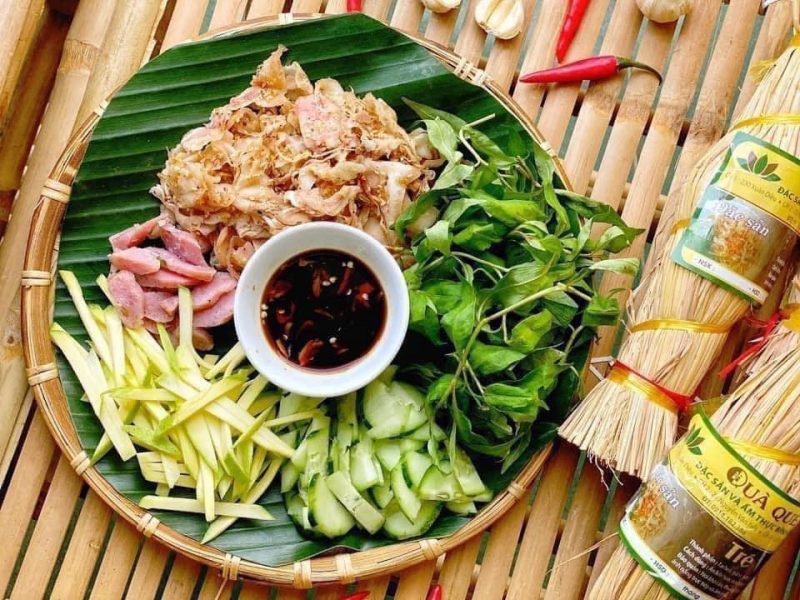 Ẩm thực miền Trung mang nét tinh tế riêng biệt và tổng thể hài hòa. Món ăn được tạo ra không kém phần độc đáo đối với người thưởng thức, mà ít nơi nào gây ấn tượng được như thế. Đặc trưng trong món ăn miền Trung mang vị cay đặc trưng.