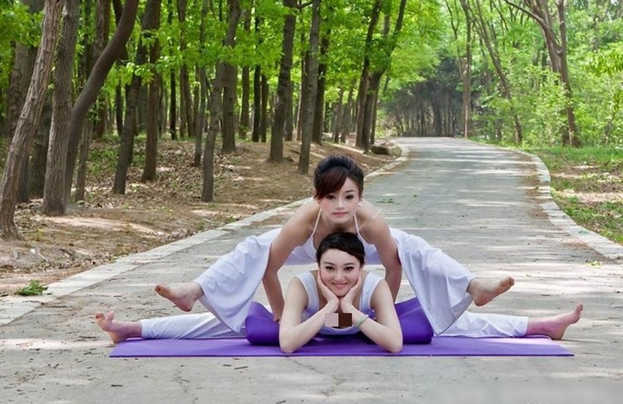 Tap yoga giua thien nhien, chi em gay 