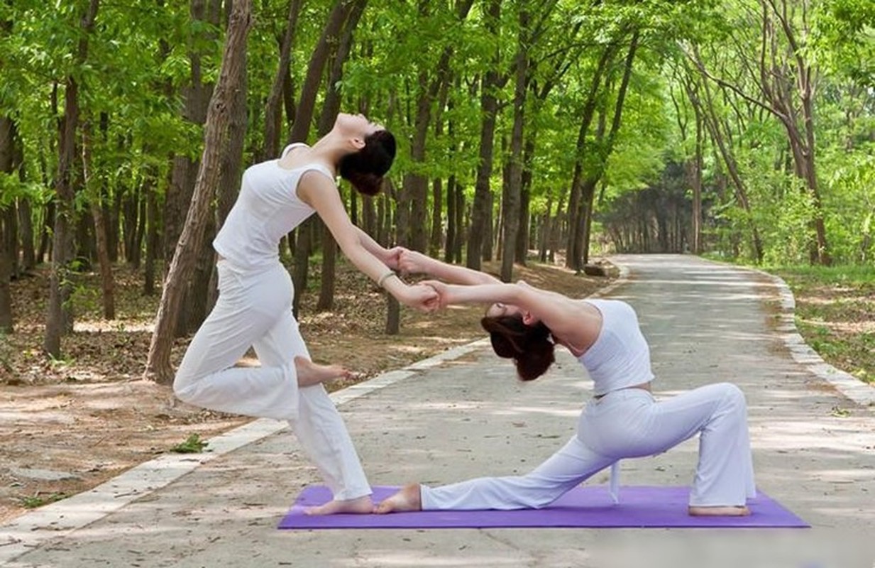 Tap yoga giua thien nhien, chi em gay 