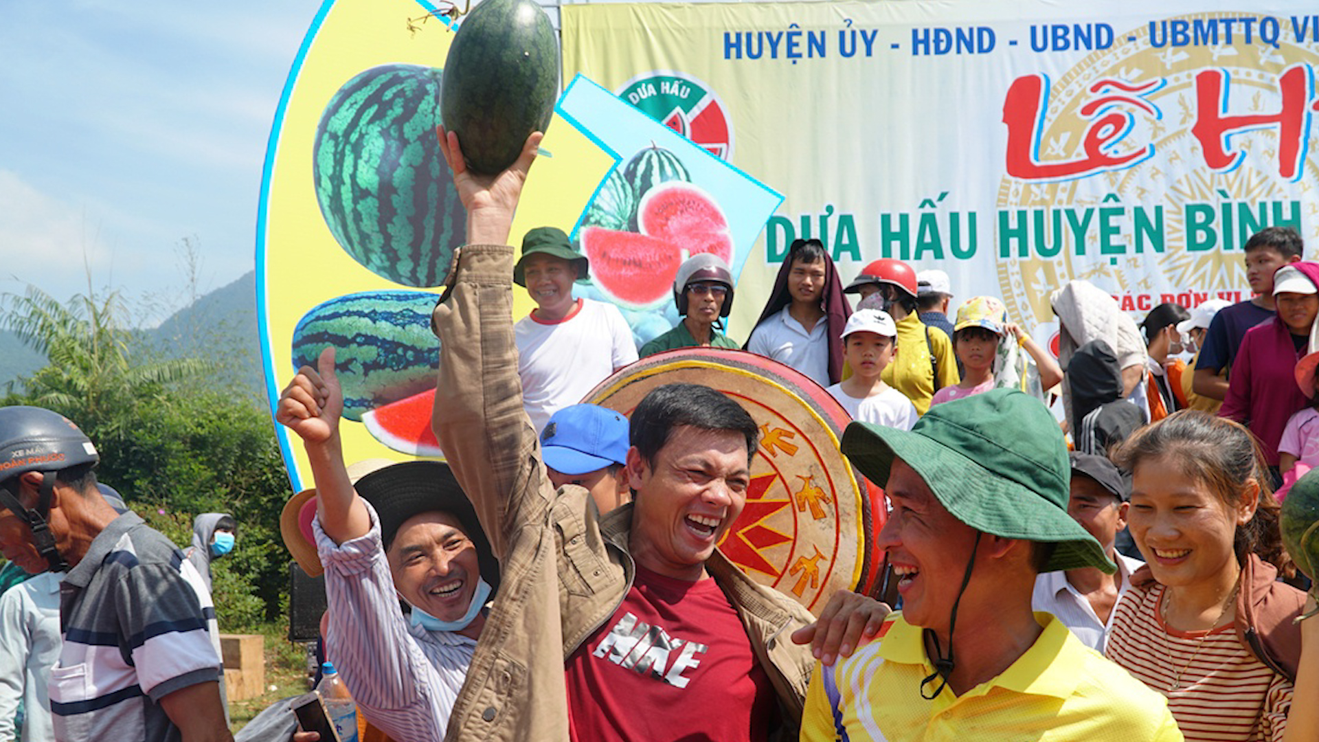 Hàng trăm người tham dự lễ hội dưa hấu đầu tiên ở Việt Nam