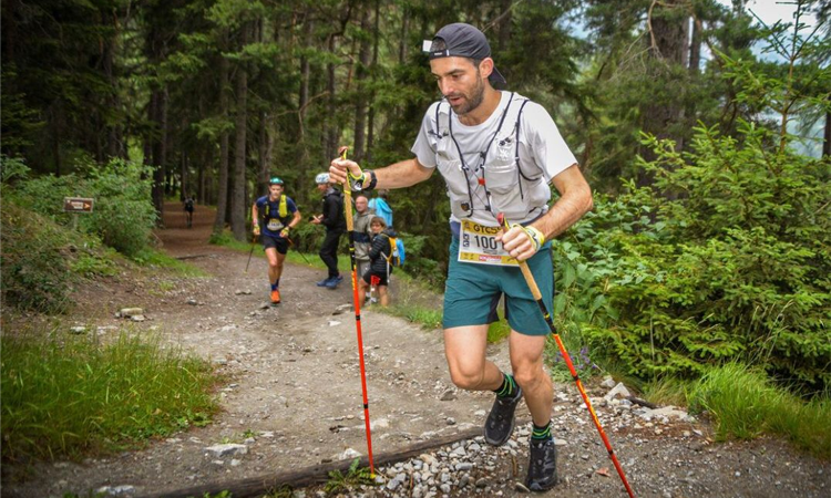 Chạy cùng gậy leo núi là một sự lựa chọn thông minh cho các runners