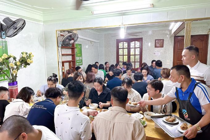 Bún chả Hàng Mành Thành Công luôn đông khách