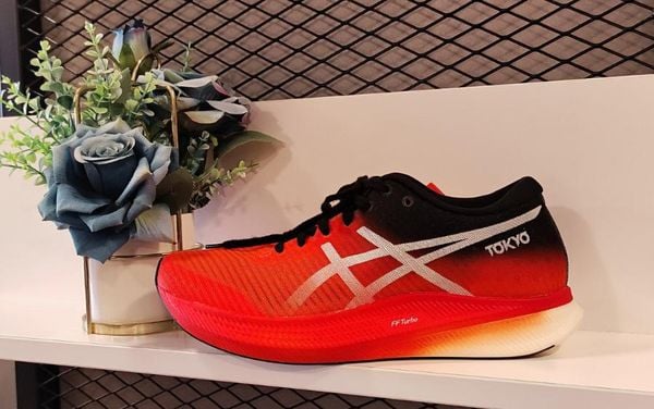 Giày chạy bộ ASICS Metaspeed là giày chạy marathon nhẹ nhất thế giới