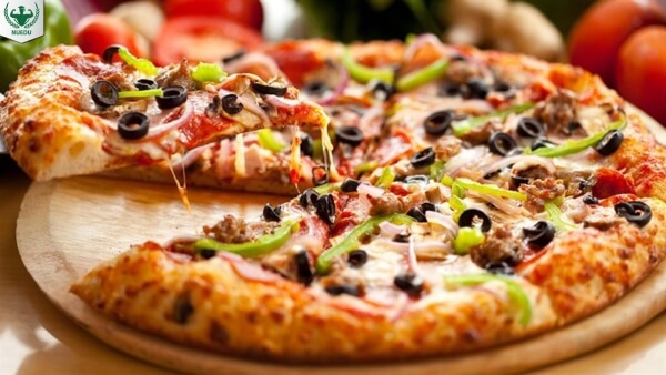 Hàm lượng calo và chất dinh dưỡng của một miếng bánh pizza phụ thuộc vào nguyên liệu, cách chế biến, vỏ bánh và kích thước bánh