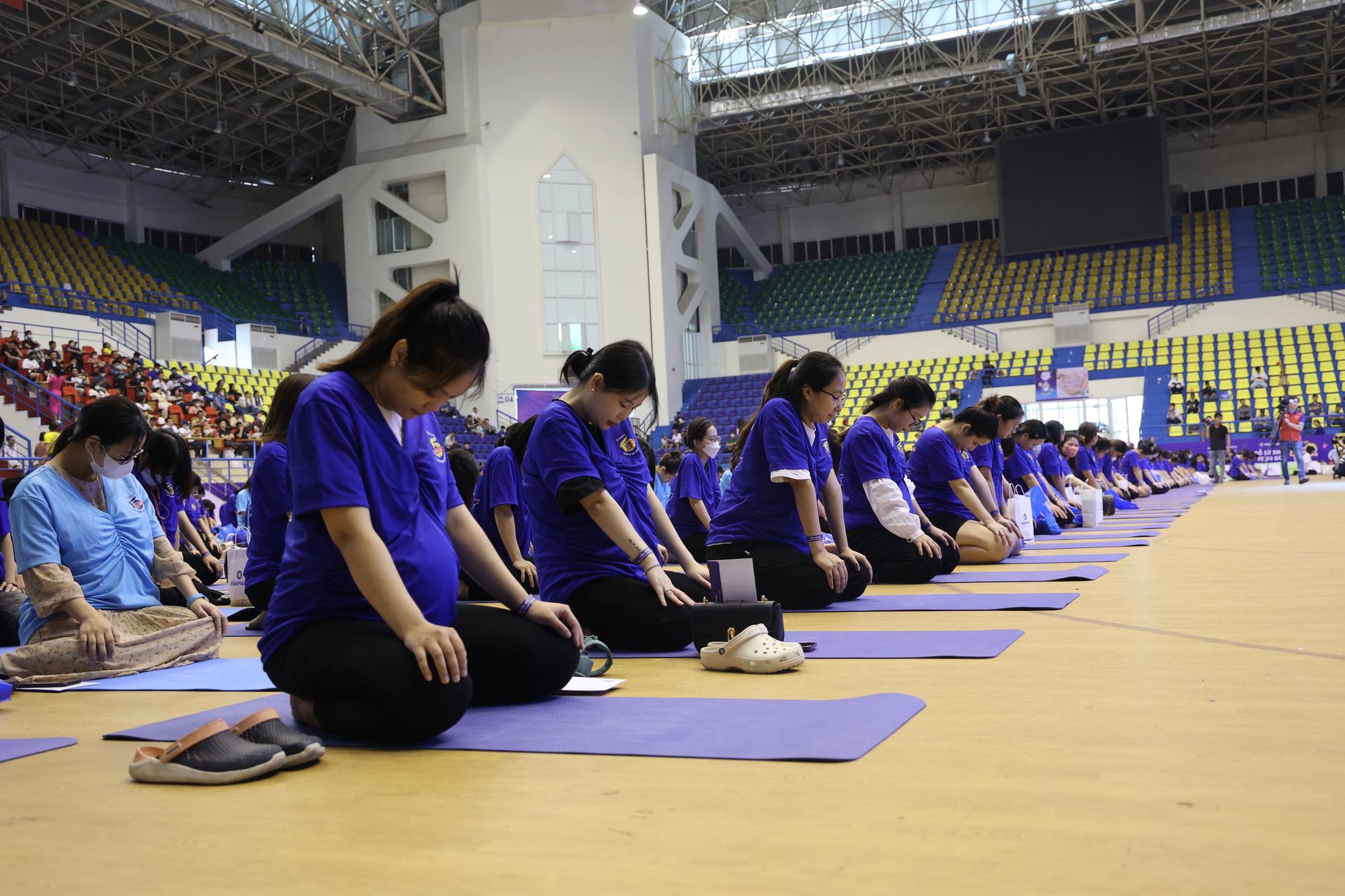 Mãn nhãn với màn đồng diễn Yoga của 700 mẹ bầu ở Hà Nội - Ảnh 3.