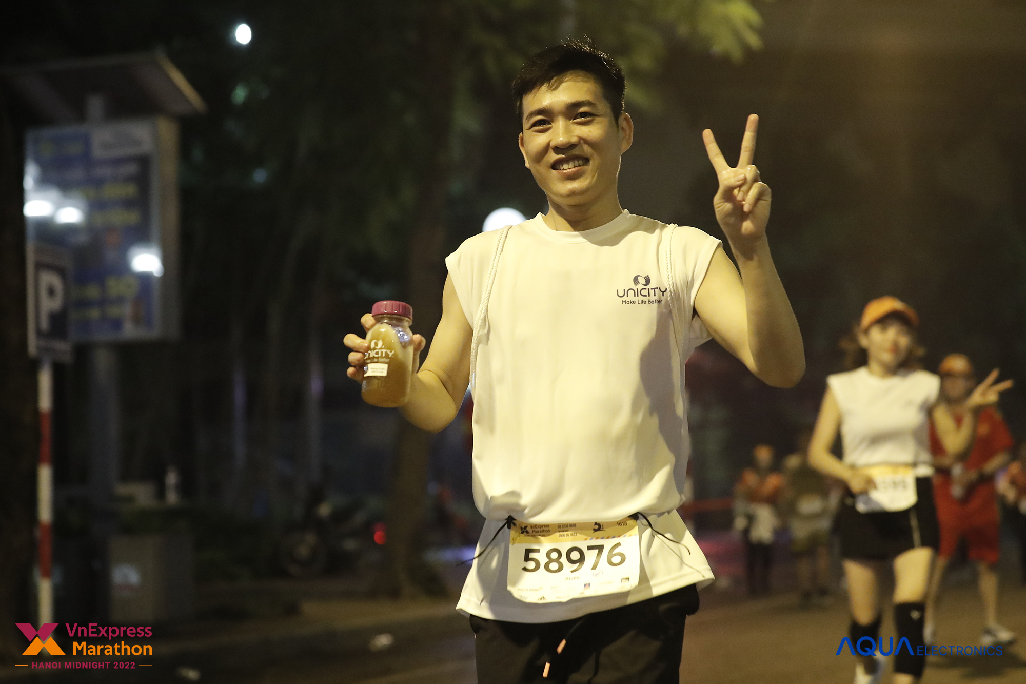 Runner sử dụng sản phẩm của Unicity trên đường chạy. Ảnh: VM