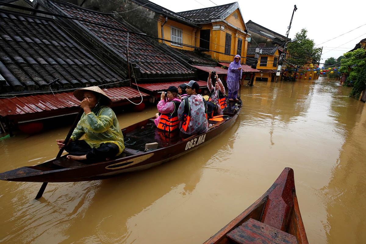 Bão lũ tại miền Trung Việt Nam