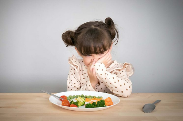 Con thấp lùn, kém thông minh... do bố mẹ không phát hiện thiếu 2 chất này từ khi bé biếng ăn, hay liếm, nhai đồ chơi, bìa giấy... - Ảnh 1. Con thấp lùn, kém thông minh... do bố mẹ không phát hiện thiếu 2 chất này từ khi bé biếng ăn, hay liếm, nhai đồ chơi, bìa giấy... - Ảnh 1.