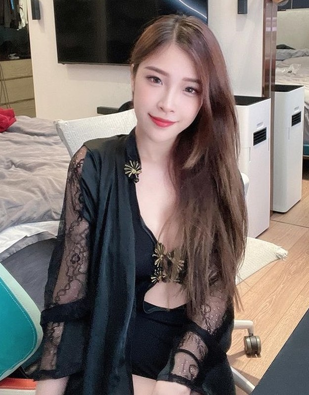 Do mat hot girl dien noi y khoe vong 1 khi choi co-Hinh-11