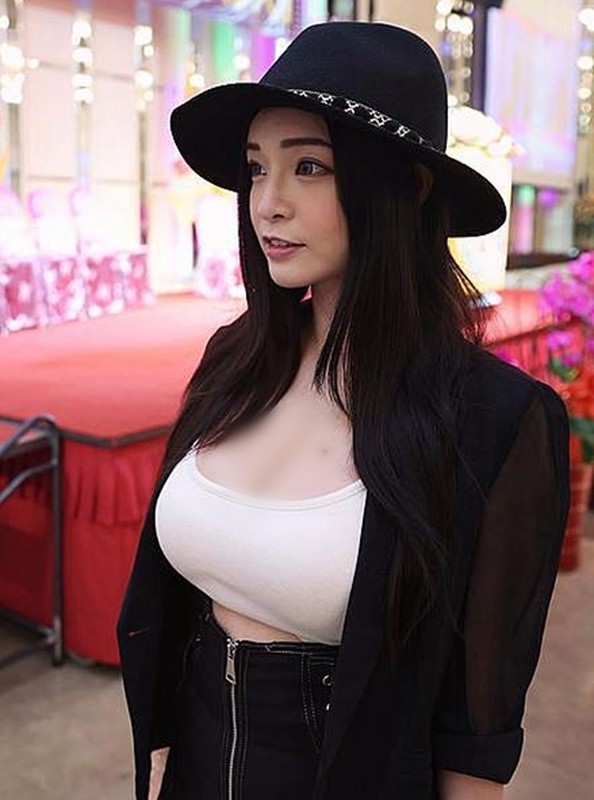 Mua uot lam lo noi y, hot girl khoe sieu vong 1 do mat-Hinh-11