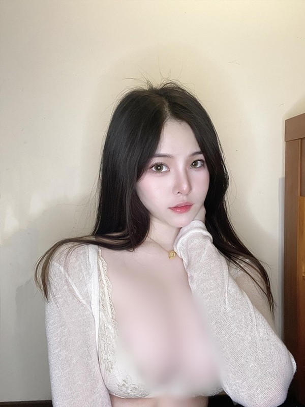 Dien mot xe nguc sau, hot girl xinh dep khoe vong 1 