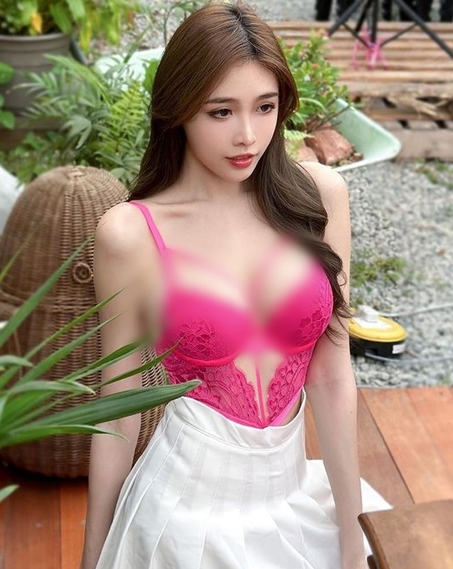 Do mat hot girl “mac nhu khong” khoe duong cong goi cam